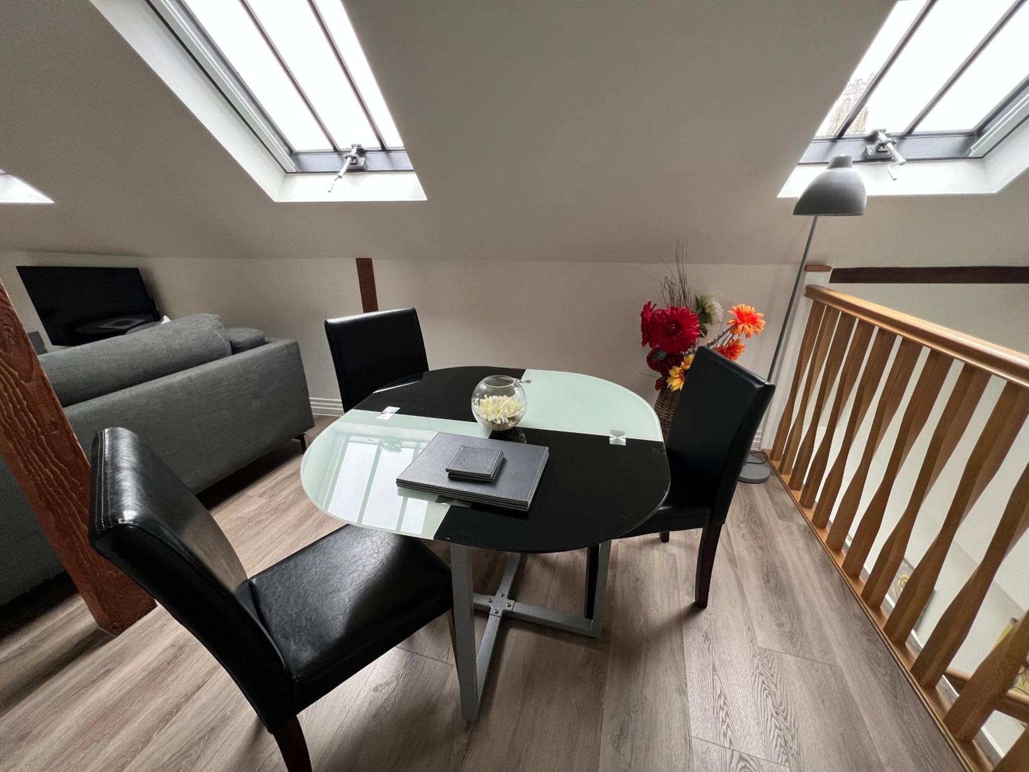 Glastonbury Secret Retreat - 1 Bd Split-Level Apt, Sleeps 3 Экстерьер фото