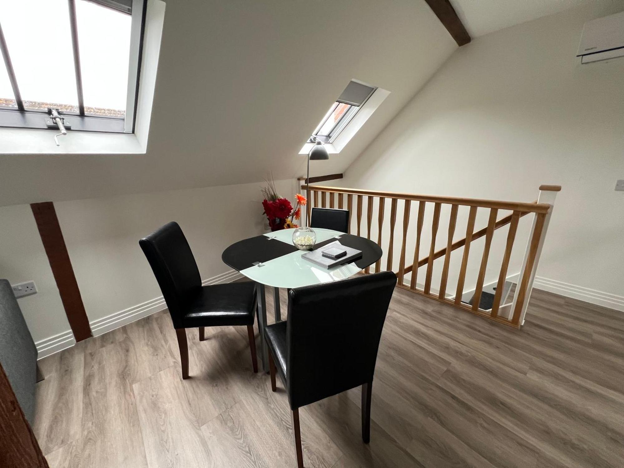 Glastonbury Secret Retreat - 1 Bd Split-Level Apt, Sleeps 3 Экстерьер фото